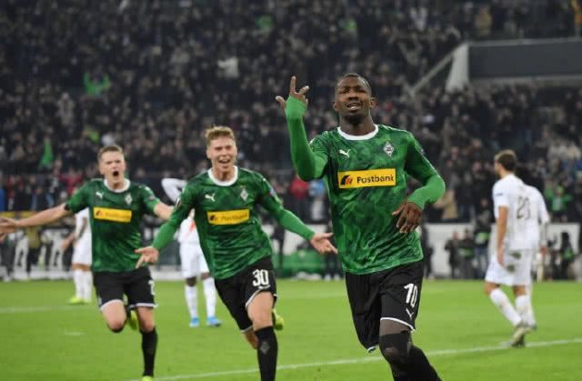 球意外弹到 球意外弹到